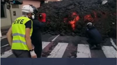 شاهد.. بركان كومبري فييخا في إسبانيا يحمل أحجارا ضخمة