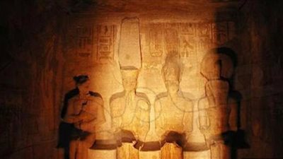 خلال ساعات.. تعامد الشمس على وجه رمسيس الثاني بمعبد أبو سمبل