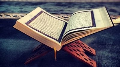 هل يجب الإنصات لتلاوة القرآن للمرأة في المطبخ والرجل في سيارته؟