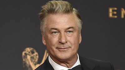 برصاص حقيقي.. أليك بالدوين يتسبب في مقتل مصورة وإصابة المخرج أثناء التصوير (تفاصيل)