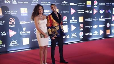 حسن أبو الرووس برفقة زوجته في حفل ختام الجونة السينمائي