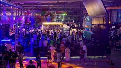 (موسم الرياض 2021) روبوتات تخوض حروب وفتاة تصلي خلال الفعاليات