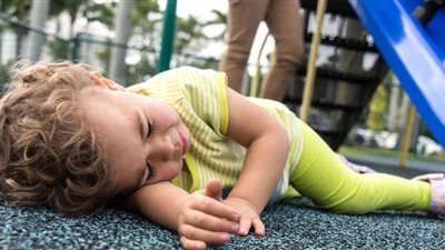 الاستماع لأقوال أسرة طفل سقط من الطابق الرابع بالهرم