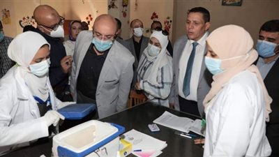 محافظ بني سويف يتفقد حملة التطعيم بلقاح كورونا بمركز شباب الواسطى