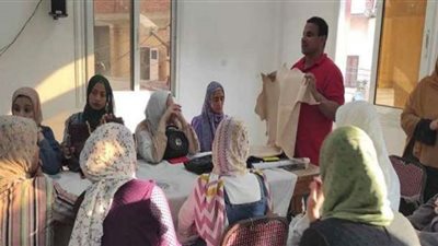 ورشة عمل حرفية لشباب الحلمية بأبو حماد عن 