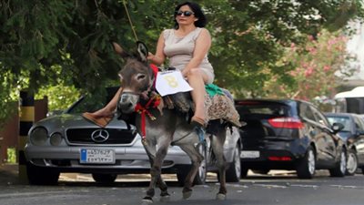 صور وفيديو.. الحمار الحل اللبناني لمواجهة الأزمة الاقتصادية (تفاصيل)