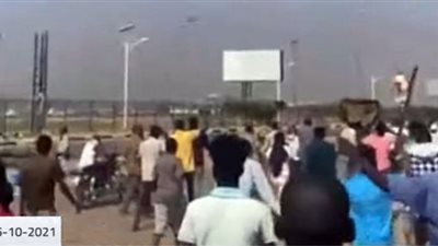 شاهد.. لحظة اقتحام المتظاهرين محيط القيادة العامة للجيش السوداني في الخرطوم