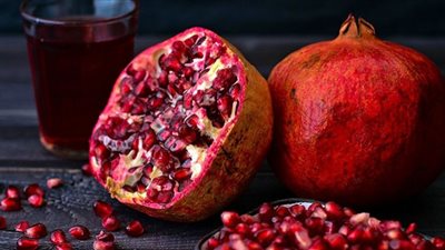 دراسة: أكل الرمان يقلل من أعراض التهاب المفاصل الروماتويدي عند النساء