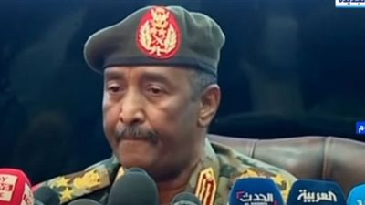 البرهان: حمدوك في منزلي لحمايته وليس معتقلًا