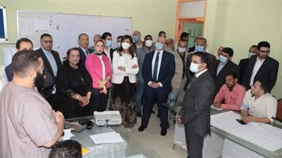 محافظ بني سويف ووزيرة الهجرة يتفقدان قافلة عيون وبرنامج تدريب على ريادة الأعمال