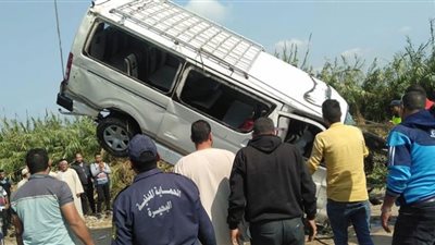 تفاصيل.. إصابة 12 شخص بحادث سيارة أجرة في دمنهور