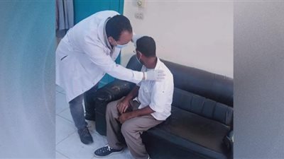 توقيع الكشف علي 890 مواطن بالقافلة الطبية بمركز قوص بقنا