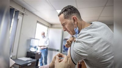 تطعيم 1650 عامل حفر بالخط الثالث ومضاعفة أيام تلقي اللقاح.. صور