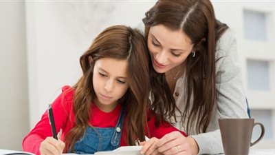 للأم العاملة.. نصائح بسيطة لتنظيم وقتك بين وظيفتك ودراسة أطفالك