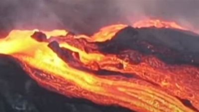 شاهد.. استمرار ثوران بركان لا بالما للأسبوع السادس