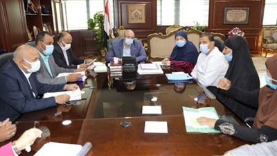 محافظ بني سويف يبحث مشكلات عدد من المواطنين ببعض القرى