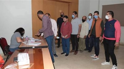 محافظ بني سويف يتابع قافلة تطعيم الديوان العام والوحدات المحلية بلقاح فيروس كورونا