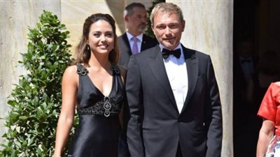 قصة حب في مطعم ميركل المفضل.. زواج السياسة والصحافة