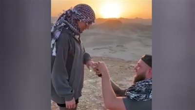 سائح ألمانى يفاجىء صديقته بخاتم الزواج فى رحلة سفارى بجبال مرسى علم