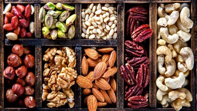خبير يوضح أضرار المكسرات والطريقة الأفضل لتناولها