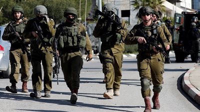 الاحتلال الإسرائيلي يعتقل ثلاثة فلسطينيين ويصيب رابعًا بالرصاص في الضفة الغربية