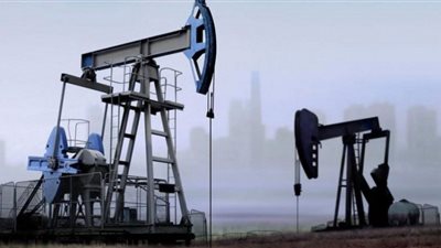 النفط يتراجع 1%.. وبرنت دون الـ85 دولارًا