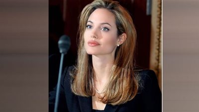 بالفضي المجسم أنجلينا جولي تتالق برفقة ابنتيها