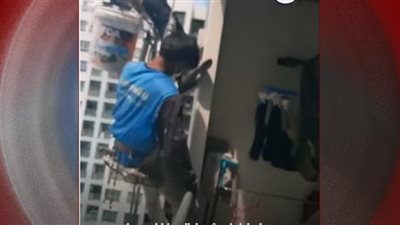 (فيديو) تايلاندية تقطع حبلا معلق به عاملي طلاء من ارتفاع شاهق