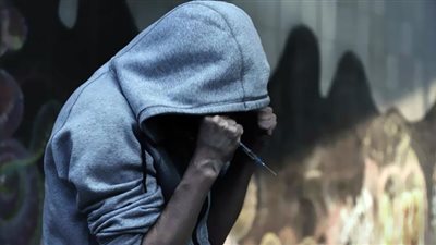 تفاصيل تعدى مدمن على شاب بنجع حمادي فى قنا