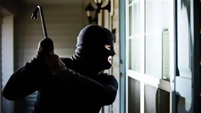 كسّر الأبواب وسرق المتاجر.. حبس عاطل بـ 15 مايو