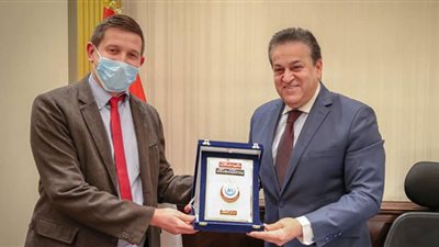 وزير التعليم العالي يستقبل وفدًا من الكلية الملكية البريطانية لطب الطوارئ