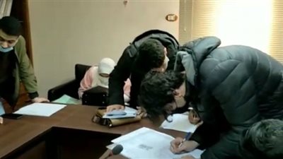 شاهد| الطلاب المصريون العائدون من أوكرانيا يقدمون أوراقهم الدراسية بمقر وزارة الهجرة
