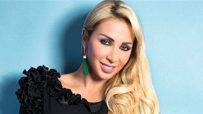 جويل مردينيان بفستان زفاف شفاف تشعل السوشيال ميديا (صور)