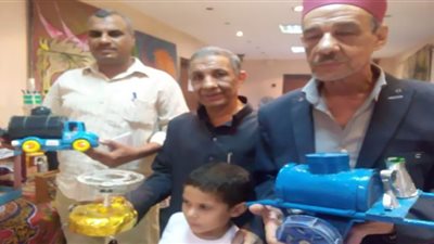 ثقافة قوص تكرم فنان تراثى حول المخلفات الصلبة إلى قطع تراثية