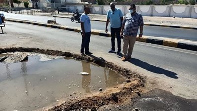 رئيس مدينة سفاجا يتفقد موقع إصلاح تسريب خط مياه سفاجا البلد