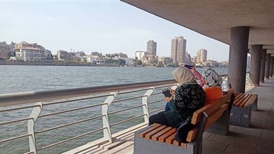 من بولاق لكورنيش النيل.. 3 فتيات يقضين إجازتهن على ممشى أهل مصر