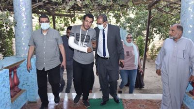 رئيس جامعة سوهاج يطمئن علي طبيب اعتدي عليه مرافقوا مريضة اثناء تأدية عمله