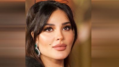 ألوان النود تبرز سحر ملامح نادين نسيم نجيم