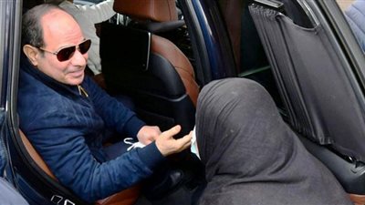 خلال جولته التفقدية.. السيسي يوجه بعلاج سيدة مسنة (فيديو)