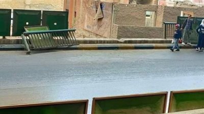 ميكروباص يُسقط أجزاء من السور الحديدي لكوبري صفط اللبن