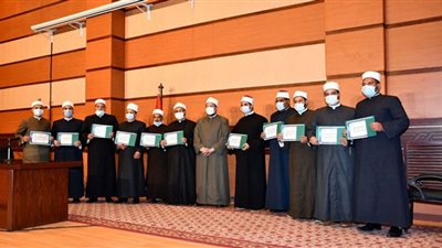 صور .. وزير الأوقاف يكرم أوائل منحة الماجستير
