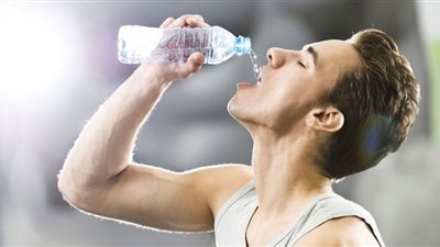 4 مخاطر صحية لشرب الماء أثناء الوقوف
