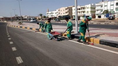 صيانة أعمدة الإنارة وتغطية الكابلات ورفع المخلفات بشوارع مرسى علم