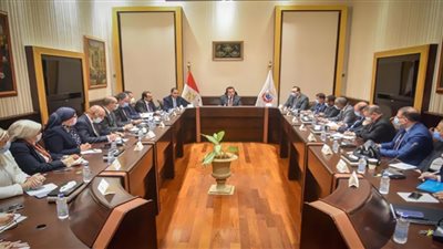 بعد تكليفه قائما بالأعمال.. وزيرالتعليم العالي يجتمع بقيادات وزارة الصحة والسكان
