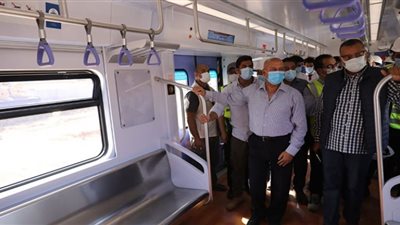 الوزير يتفقد أحد قطارات LRT ويعلن وصول 6 آخرين من إجمالي 22