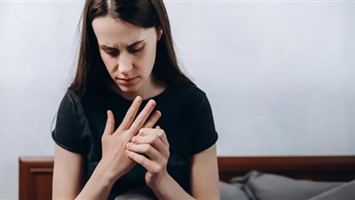 كارثة وراء تحول أطراف اليدين والقدمين إلى اللون الأزرق.. أطباء يحذرون