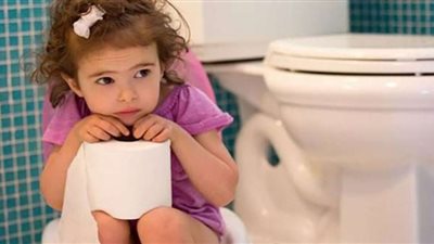 لماذا يصاب الأطفال بالإسهال أكثر من البالغين؟.. طبيب يكشف السر والعلاج