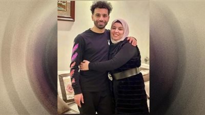 شاهد| شقيقة صلاح تخطف الأنظار مع تمثال أبو مكة في لندن