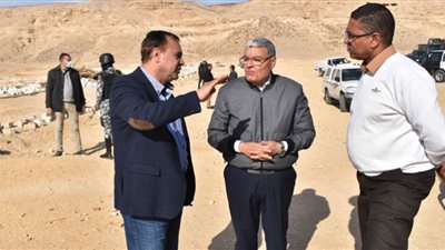 تسليم قطعة أرض لإقامة محطة معالجة مياه صرف صحي بملوي ضمن 