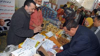 محافظ البحيرة يفتتح معرض 